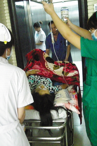 海伦妇女产后大出血 救护车受阻众人接力抬产妇过桥